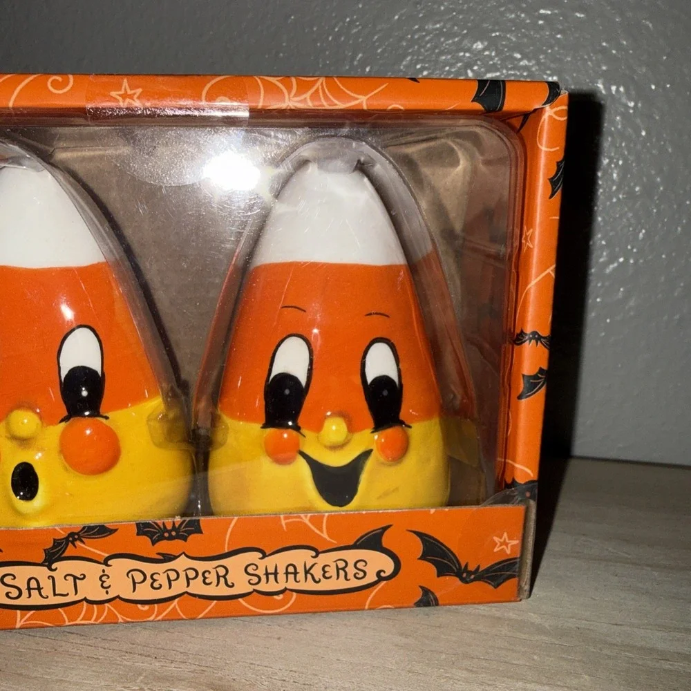 NIB Johanna Parker Nostalgia Ceramic Candy Corn & Pepper Shaker Set